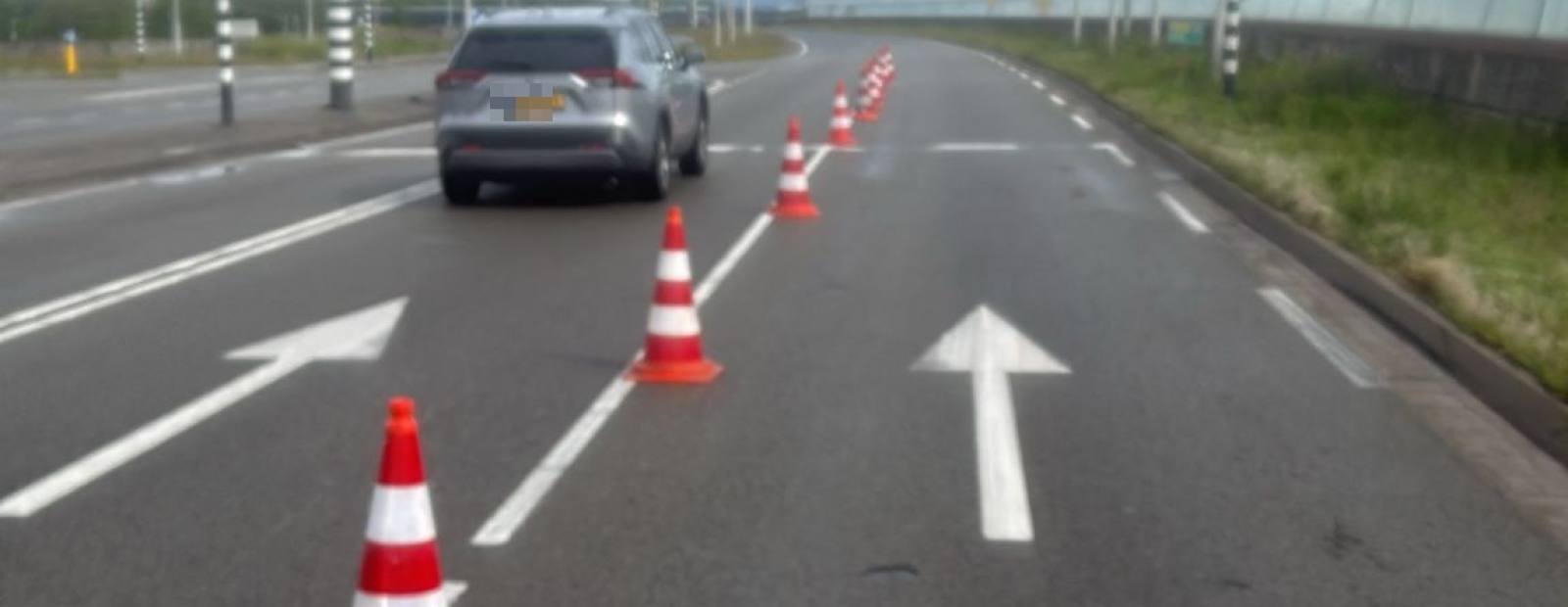 Verkeersafzetting met pylonen op een kruising