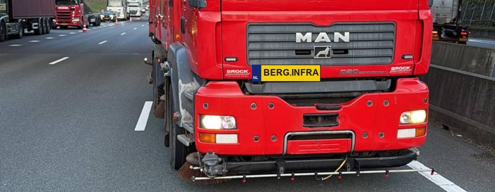 Rode veegwagen van Berg.Infra reinigt de snelweg