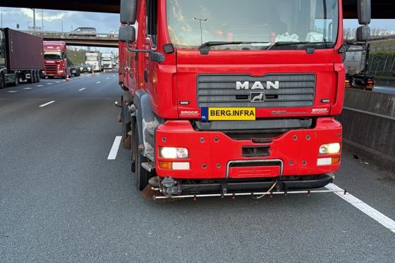 Rode veegwagen van Berg.Infra reinigt de snelweg