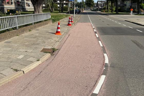 Wegwerk met afzetting van een rode fietsstrook