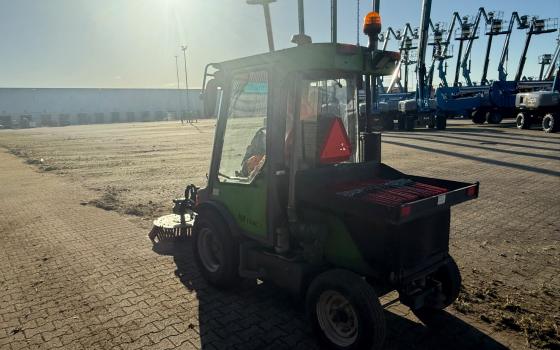 Compacte veegmachine maakt een bedrijventerrein onkruidvrij