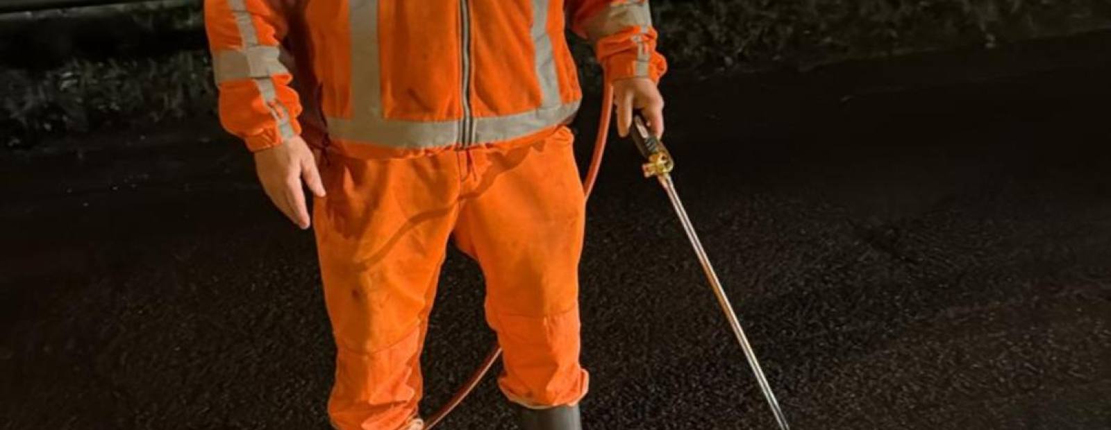 Wegdekreparatie bij nacht met gasbrander
