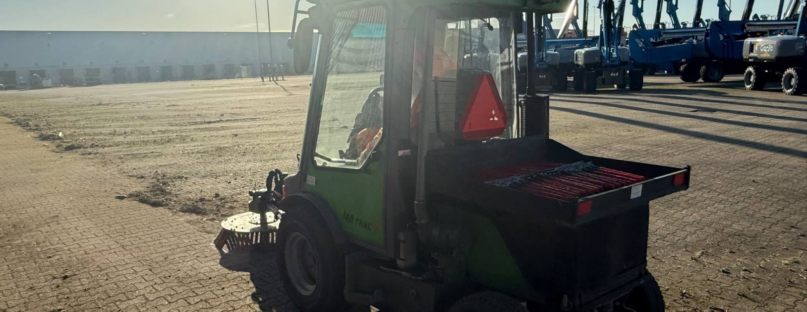 Compacte veegmachine maakt een bedrijventerrein onkruidvrij