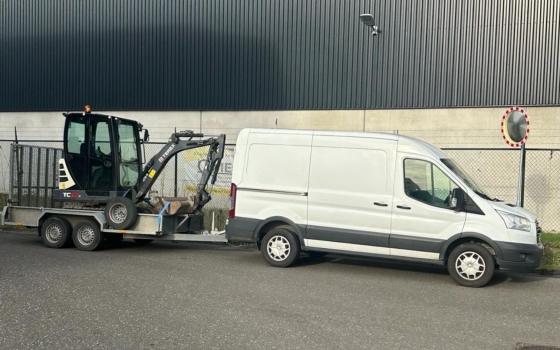 Minigraver Terex TC22 op aanhanger