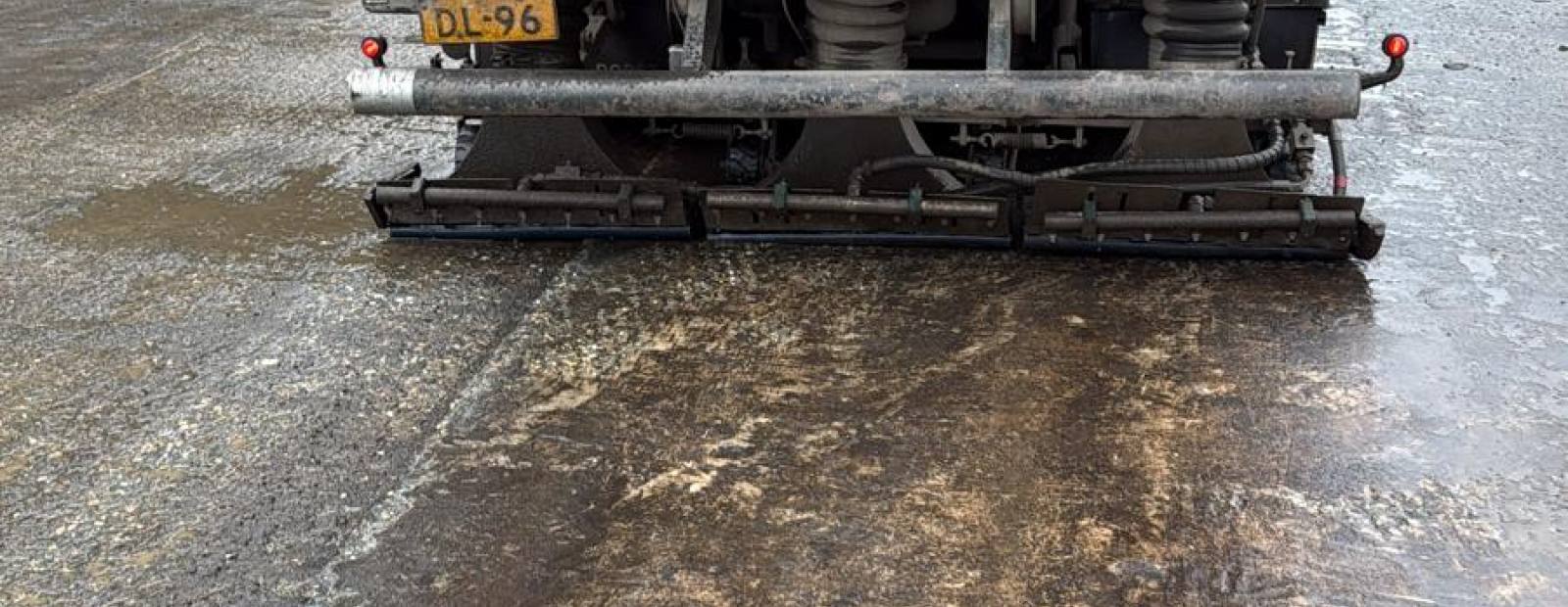 Veegwagen van Berg.Infra aan het werk op de snelweg