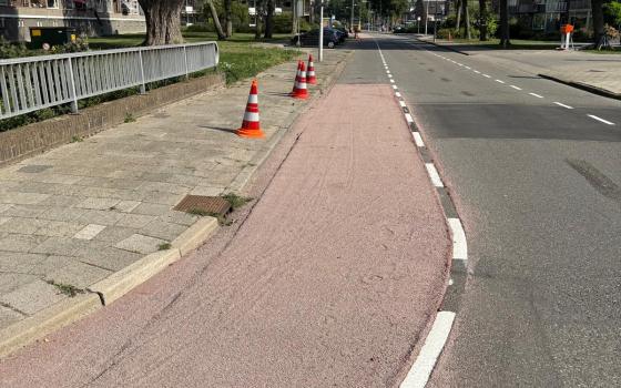Wegwerk met afzetting van een rode fietsstrook