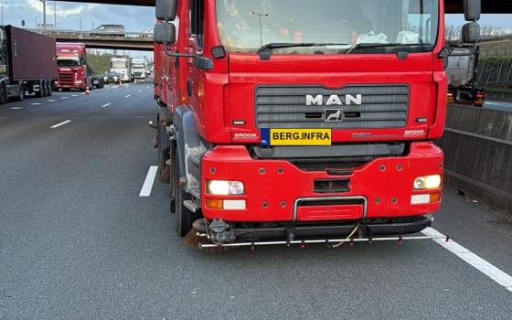 Rode veegwagen van Berg.Infra reinigt de snelweg