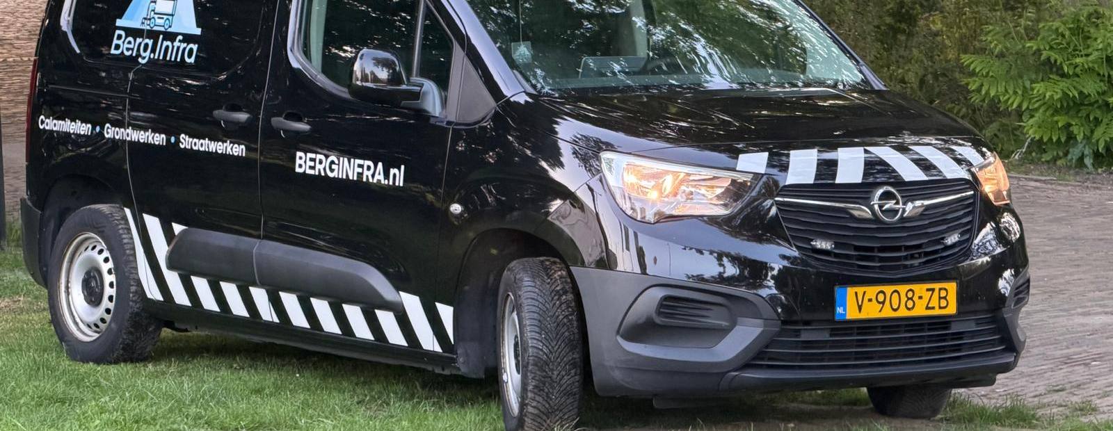 Bedrijfsbus van Berg.Infra met logo en diensten