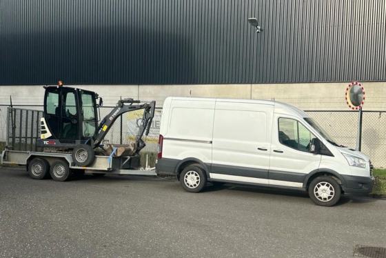 Minigraver Terex TC22 op aanhanger