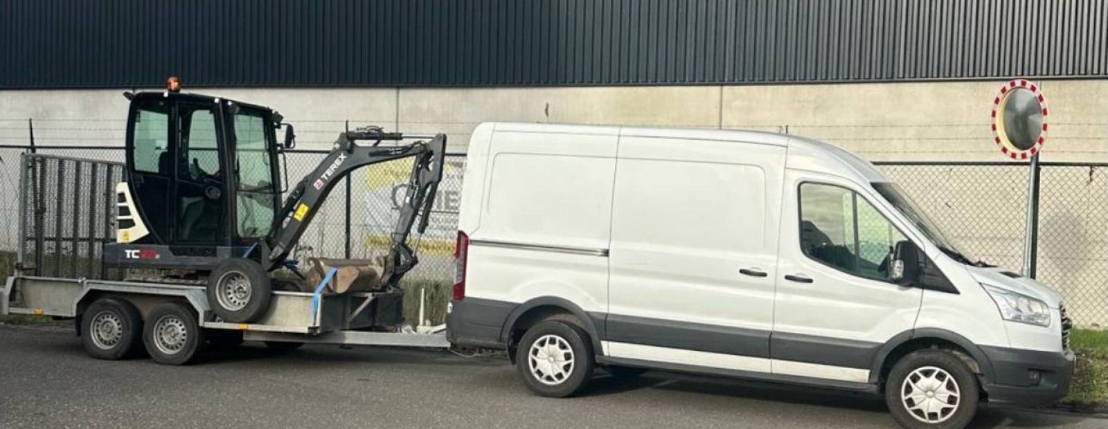 Minigraver Terex TC22 op aanhanger