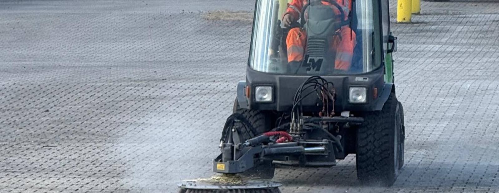 Compacte opzit-veegmachine voor terreinen