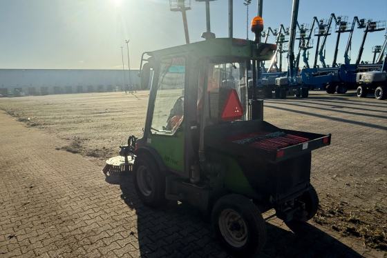 Compacte veegmachine maakt een bedrijventerrein onkruidvrij
